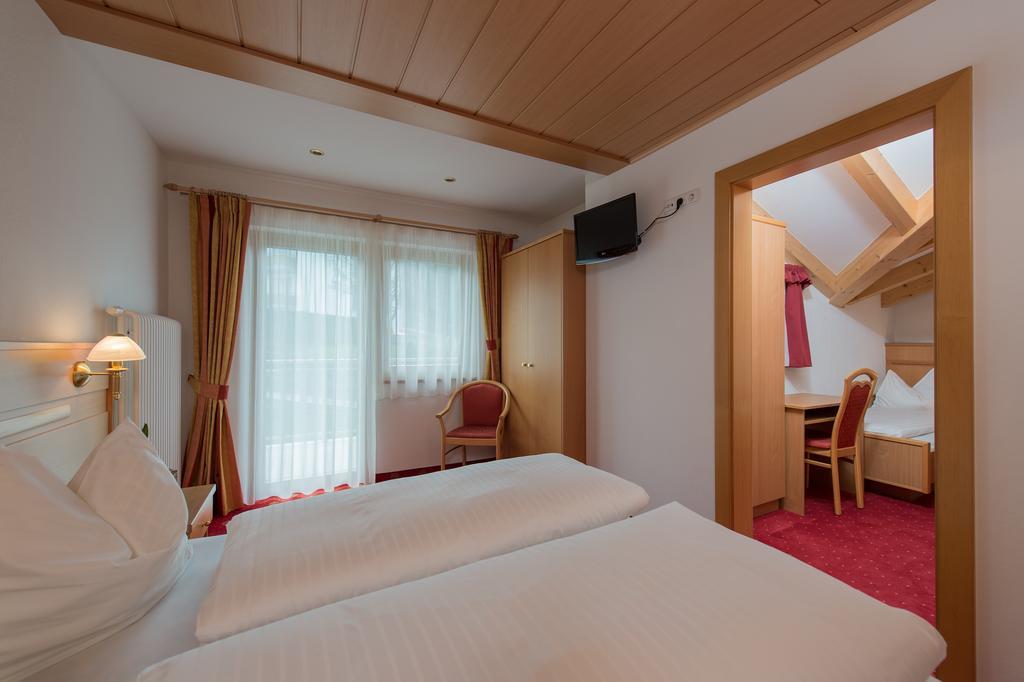 Hotel Garni Hochgruber Brunico Room photo